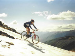 in mountain bike sulla neve